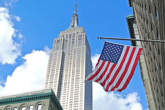 Empire State Building i amerykańska flaga