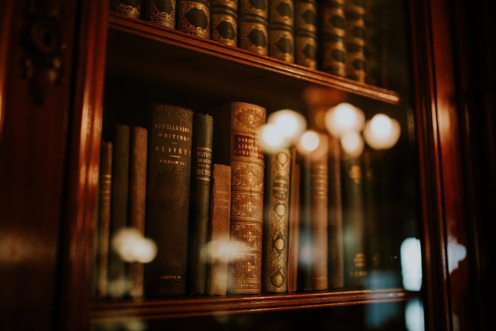 Biblioteka z książkami