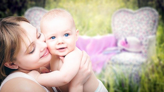 Matka przytulająca dziecko