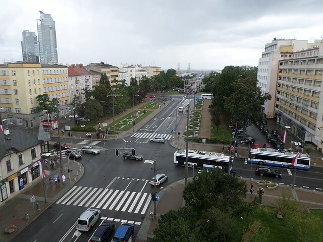 ulica ze znakami poziomymi