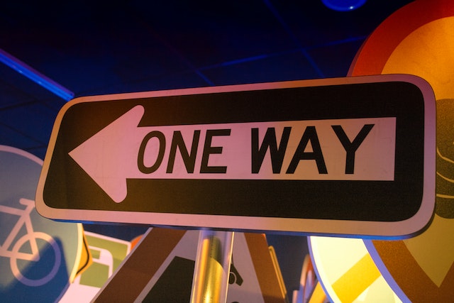 znak drogowy one way